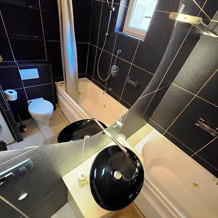 Апартаменты Plutus With Free Parking *